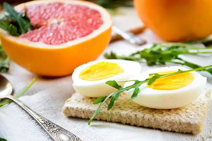 eieren en grapefruit voor het eierdieet