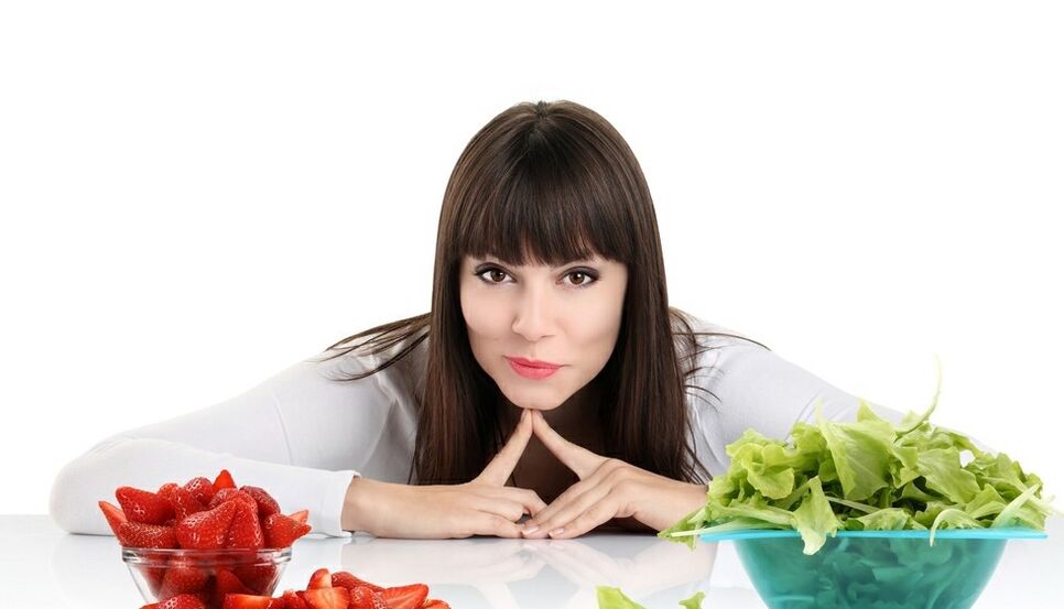 vrouw aan tafel met kruiden en aardbeien