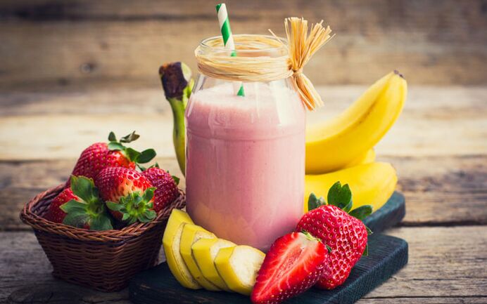 Fruitsmoothie met banaan en aardbei in het dieet van degenen die willen afvallen