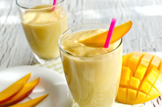 Mango- en sinaasappelyoghurt-smoothie voor gewichtsverlies