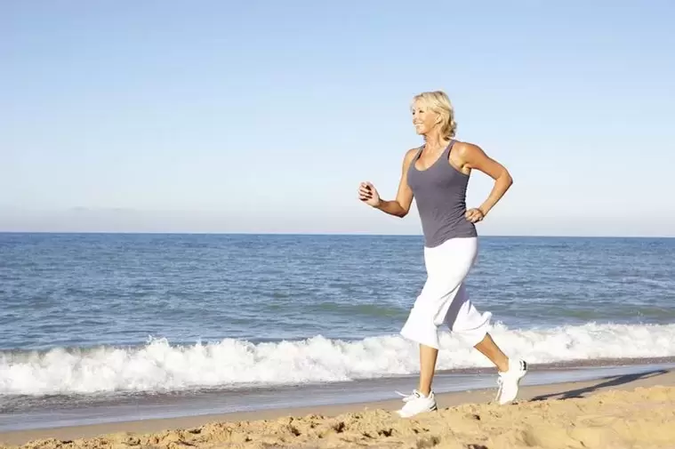 Een vrouw in de leeftijd van joggen voor gewichtsverlies en een goede hartfunctie