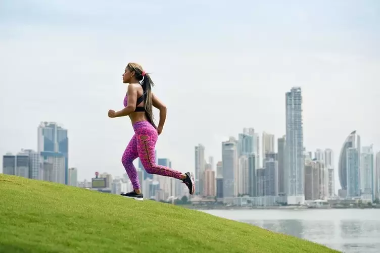 Het meisje houdt zich aan de ademhalingsregels, afhankelijk van de techniek van haar hardlopen