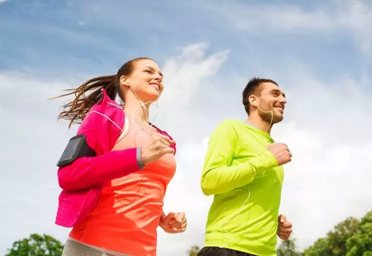 Man en vrouw joggen om in goede conditie te zijn