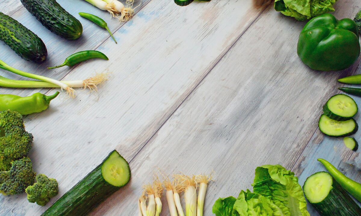 Groene caloriearme groenten op het boekweitdieetmenu